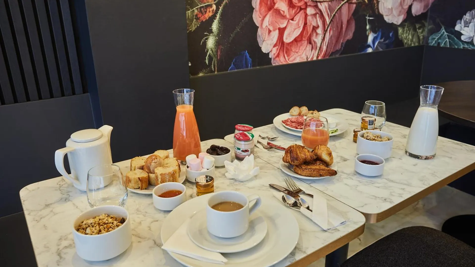 ***  Hotel Beauquartier Montmartre Paris France